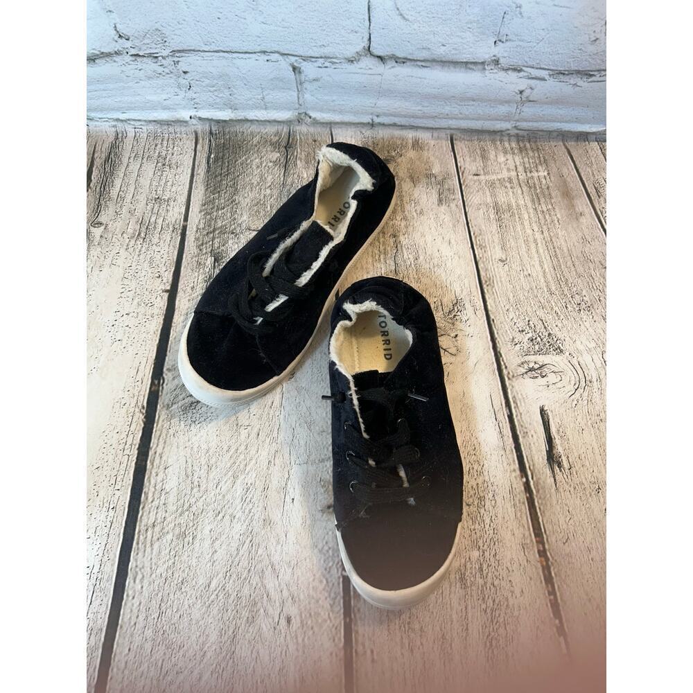 TORRID Women’s Black Velvet Fleece Lined Sneakers / Size: 6.5W